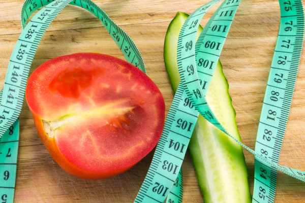 Pepino y tomate con medición —  Fotos de Stock