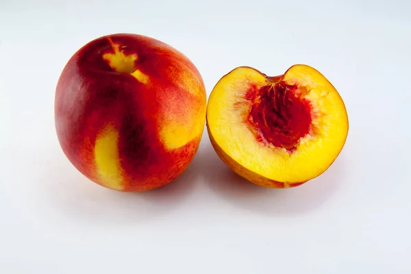 Fruto de nectarina aislado — Foto de Stock