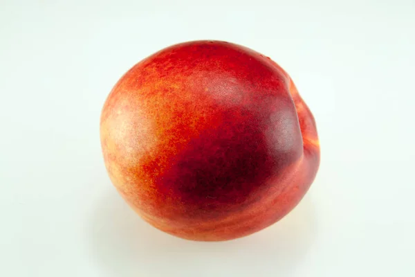 Nectarine vruchten geïsoleerd — Stockfoto