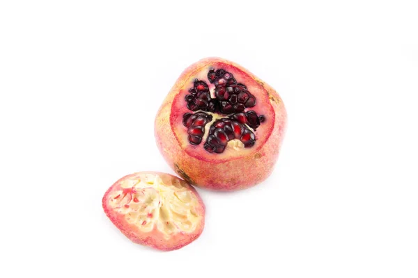 Fruta de granada jugosa aislada — Foto de Stock