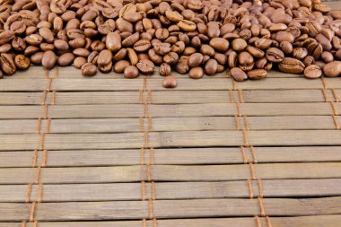 Kahve çekirdekleri vintage ahşap tahta üzerinde