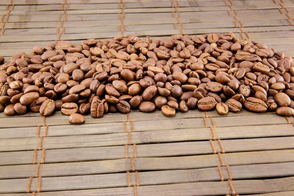 Kaffeebohnen auf alten Holzbrettern — Stockfoto