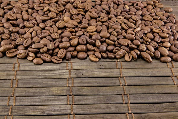 Granos de café sobre tabla de madera vintage —  Fotos de Stock