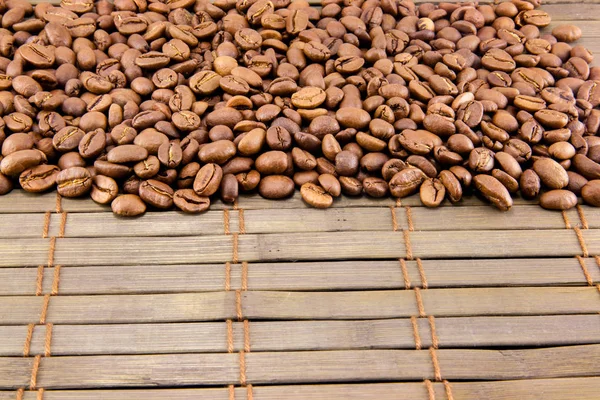 Granos de café sobre tabla de madera vintage —  Fotos de Stock