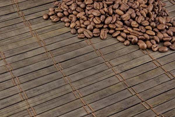 Granos de café sobre tabla de madera vintage —  Fotos de Stock