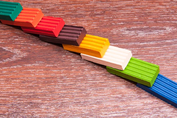 Foto Kinder farbige Knetmasse. Materialien für Kreativität. — Stockfoto
