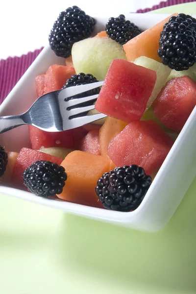 Salada de fruto em prato — Fotografia de Stock