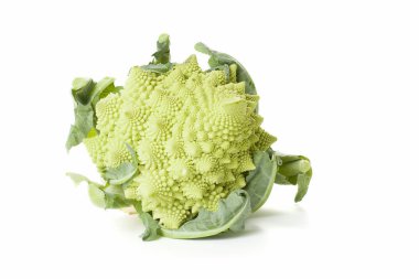 Beyaz arkaplanda Romanesco brokoli