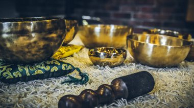 Tibet kâseleriyle meditasyon 