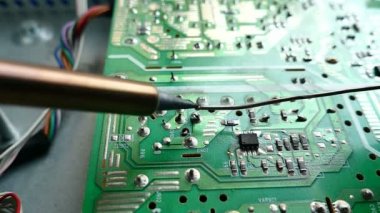 HD ayak yakın çekim teknik elektronik lehimleme kontrolden bir bilgisayar devre kartı 