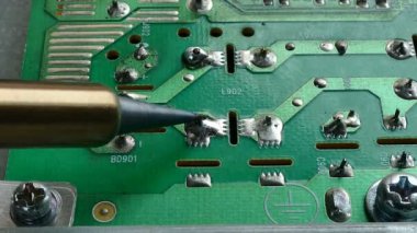 4k görüntüleri kapat el teknik elektronik lehimleme bir bilgisayar devre kartı