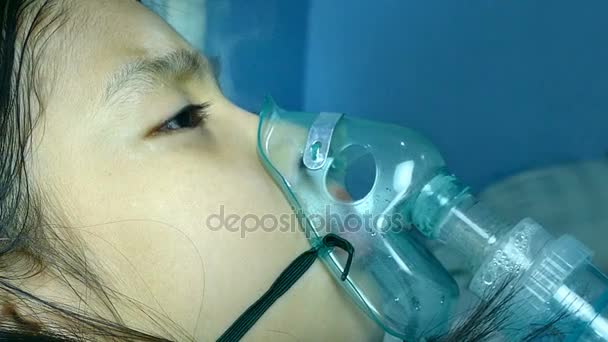 Imágenes 4K, Primer plano del tratamiento de la chica asiática de la inhalación del tracto respiratorio en su cara . — Vídeo de stock