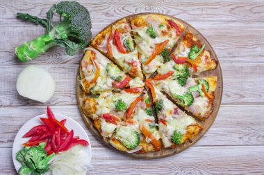 Ahşap adam üzerinde İtalyan Pizza Üstten Görünüm