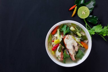 Tom Yam Pla (kırmızı orfoz balığı), siyah backgr üzerinde baharatlı Tayland gıda