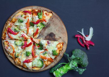 İtalyan Pizza üstten görünüm, ev yapmak pizza siyah arka plan üzerine