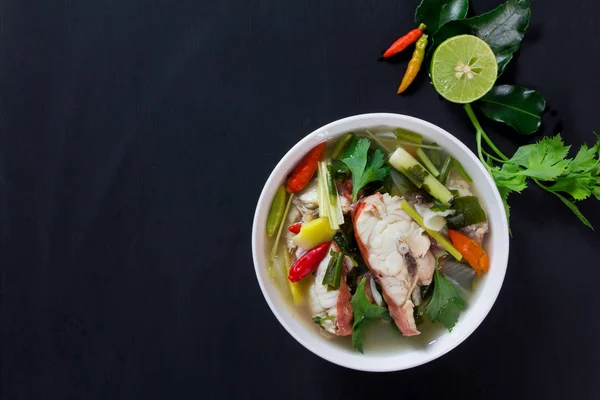 Tom Yam Pla (kırmızı orfoz balığı), siyah backgr üzerinde baharatlı Tayland gıda — Stok fotoğraf