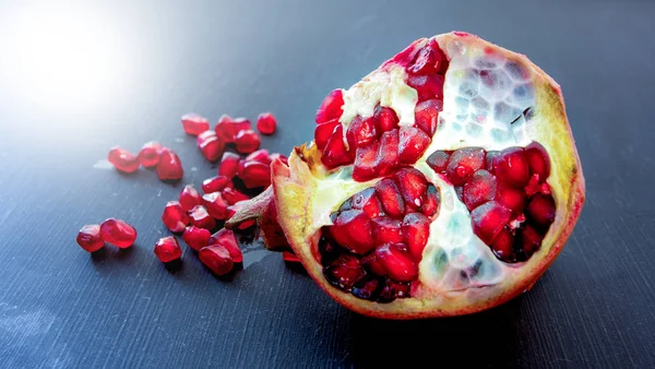 Mogen granatäpple frukt på svart bakgrund — Stockfoto