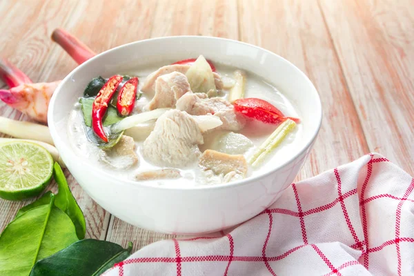 Hagyományos thai leves Tom Kha Gai vagy kókusztejjel, csirke — Stock Fotó