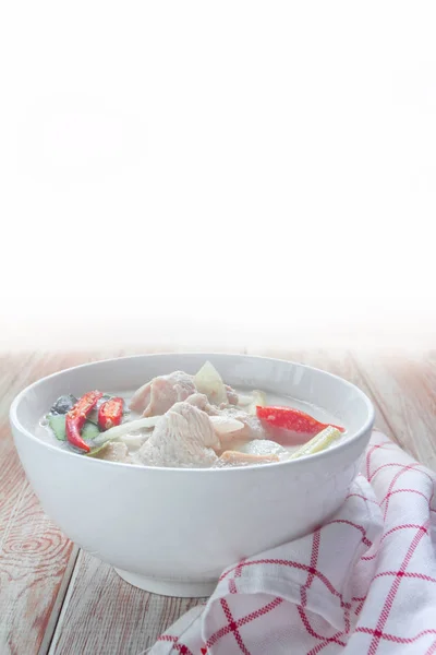 Sopa tailandesa tradicional Tom Kha Gai o leche de coco con pollo — Foto de Stock