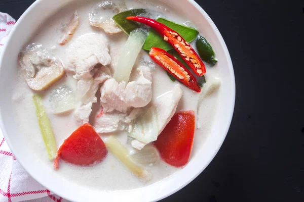 Tradycyjna Tajska zupa Tom Kha Gai lub mleko kokosowe z kurczaka — Zdjęcie stockowe
