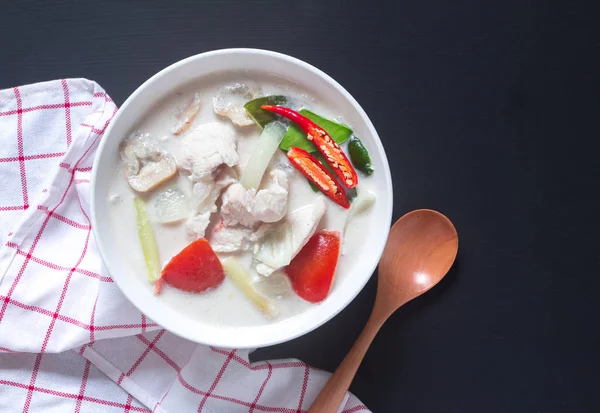 Traditionelle thailändische Suppe Tom Kha Gai oder Kokosmilch mit Huhn — Stockfoto