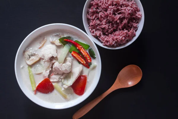 Traditionele Thaise soep Tom Kha Gai of kokosmelk met kip — Stockfoto