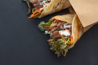 sığır eti ve sebze siyah arka plan üzerine lezzetli kebap