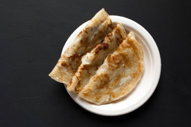 Siyah arka plan üzerine roti üst görünümü 