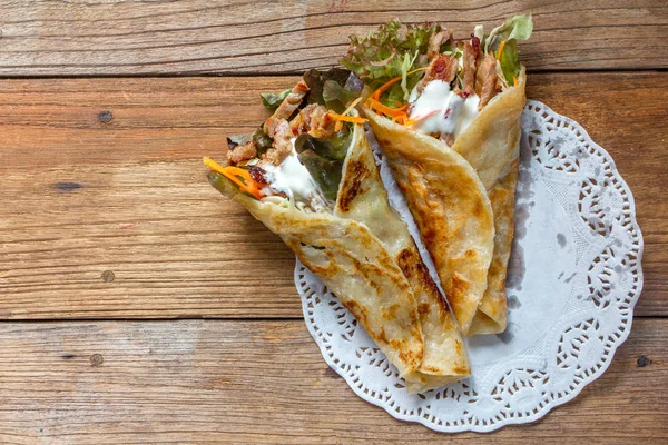 Sabroso kebab con carne de res y verduras sobre fondo negro — Foto de Stock