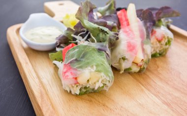 Bölümü bahar rulo ile baharatlı sos, sebze ve kardeşime