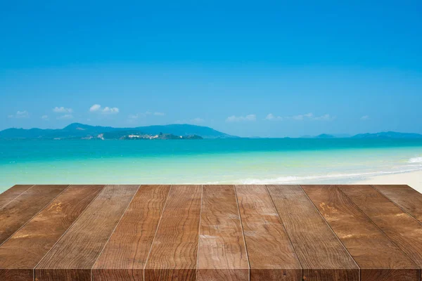 Mesa de madera vacía con playa tropical con fondo azul cielo — Foto de Stock