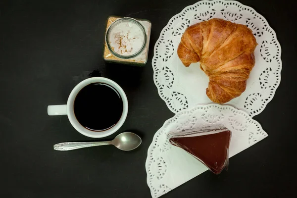 Färsk croissant och kaffe till frukost, Visa topp. använda fillter — Stockfoto