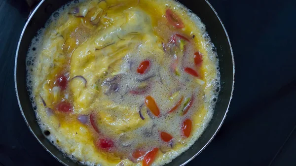 Omelet with vegetables in a frying pan top view — Stock Photo, Image