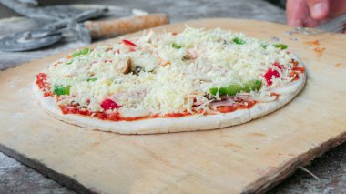 Restoranda lezzetli pizza yapma yemek yakın çekim