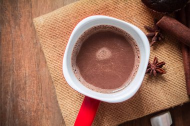 Sıcak çikolata şekerleme eski ahşap zemin üzerine