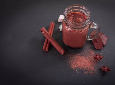 Sıcak çikolata şekerleme siyah arka plan üzerinde çim