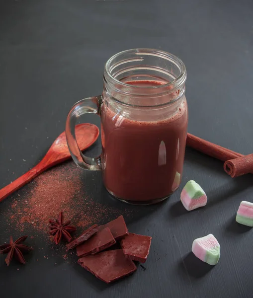 Warme chocolademelk met marshmallows op zwarte achtergrond — Stockfoto