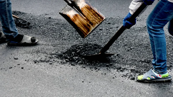 Trabalhadores na máquina de pavimentação asfaltante durante a reparação da rua Road — Fotografia de Stock