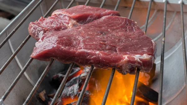 Nötkött stek matlagning över flammande grill — Stockfoto