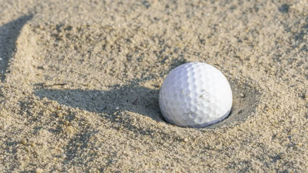 Golfbal in zandbak — Stockfoto
