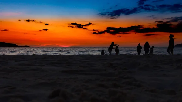 Zachód słońca w mieście Patong beach, Phuket południowej Tajlandii — Zdjęcie stockowe
