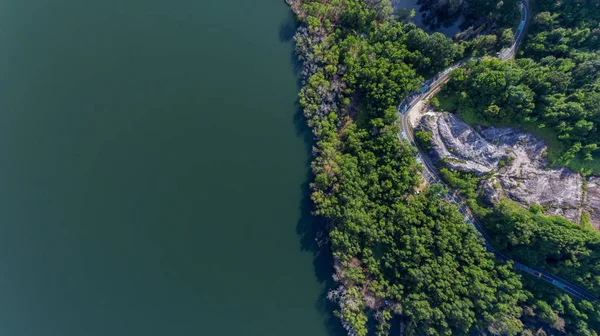 Вид с воздуха на дорогу вокруг Безумного в тропическом лесу — стоковое фото