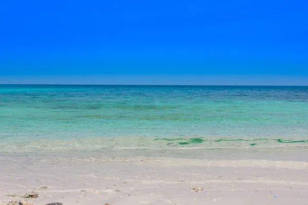 Mooi strand en tropische zee, vakantie achtergrond — Stockfoto