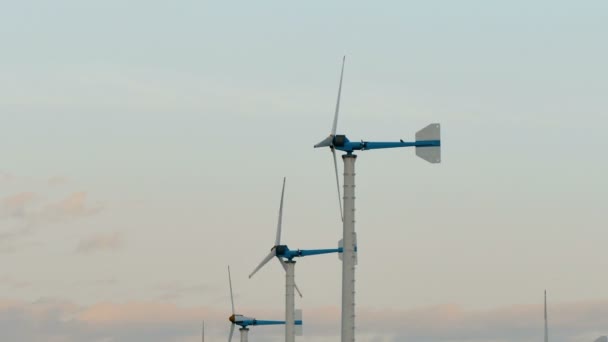 4 k 片段的风力发电机是清洁的可再生电能来源之一. — 图库视频影像