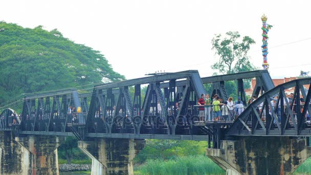 КАНЧАНАБУРИ, Таиланд - 18 ОКТЯБРЯ: Железнодорожный мост через реку Квай в Канчанабури, Таиланд — стоковое видео