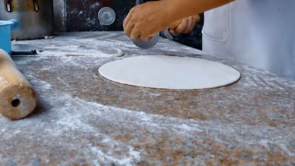 Filmagem 4K, mão de close-up do chef padeiro fazendo pizza na cozinha — Vídeo de Stock