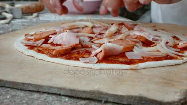 Запись 4К, рука шеф-повара пекаря делает пиццу на кухне — стоковое видео