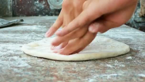 4 k 映像、キッチンでピザを作るシェフのパン屋のクローズ アップ手 — ストック動画
