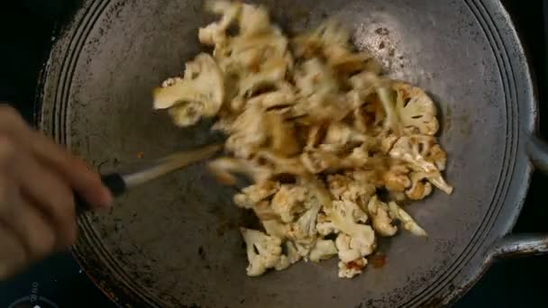 4 k film närbild kock Matlagning thaimat — Stockvideo