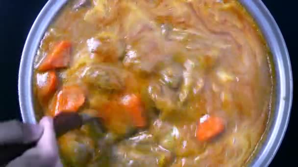 Imágenes 4K, cocinando curry masajista en una olla , — Vídeo de stock